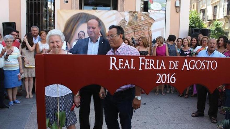 El alcalde, con Carmen y Juan Manuel, este miércoles.