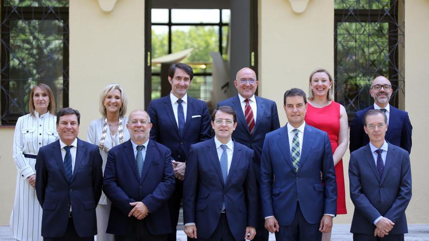 El presidente de la Junta, Alfonso Fernández Mañueco, junto a los consejeros del Gobierno tras tomar posesión de sus cargos.