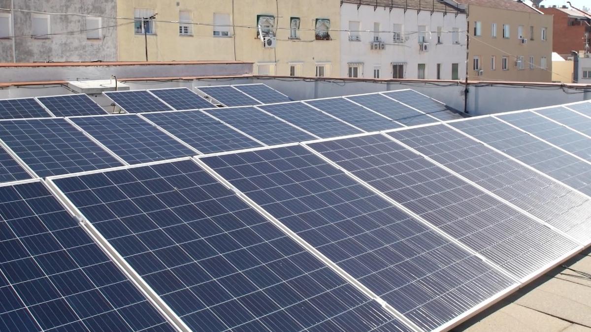 Instalación de paneles solares en una comunidad energética