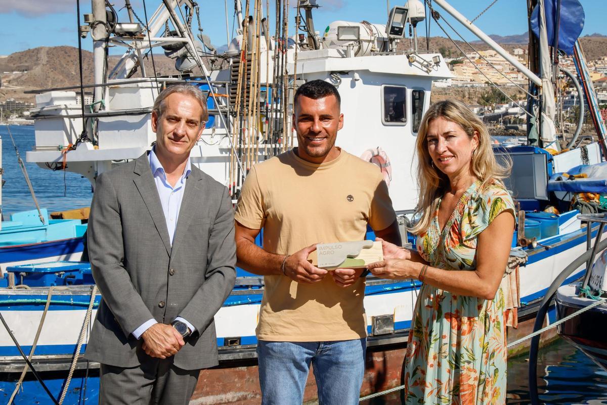 Óliver Miranda recibe la distinción de Impulso Agro de manos de directivos de CaixaBank en Canarias