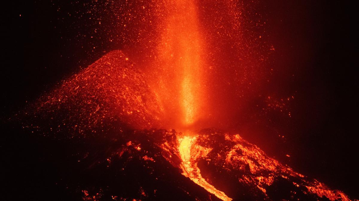 Imagen del volcán de La Palma tomada este lunes, 4 de octubre, tras el derrumbe de parte del cono principal