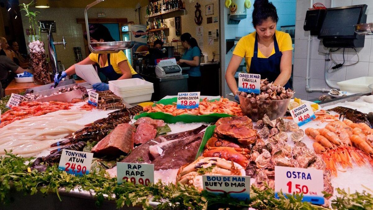 Un expositor de pescado en un mercado.