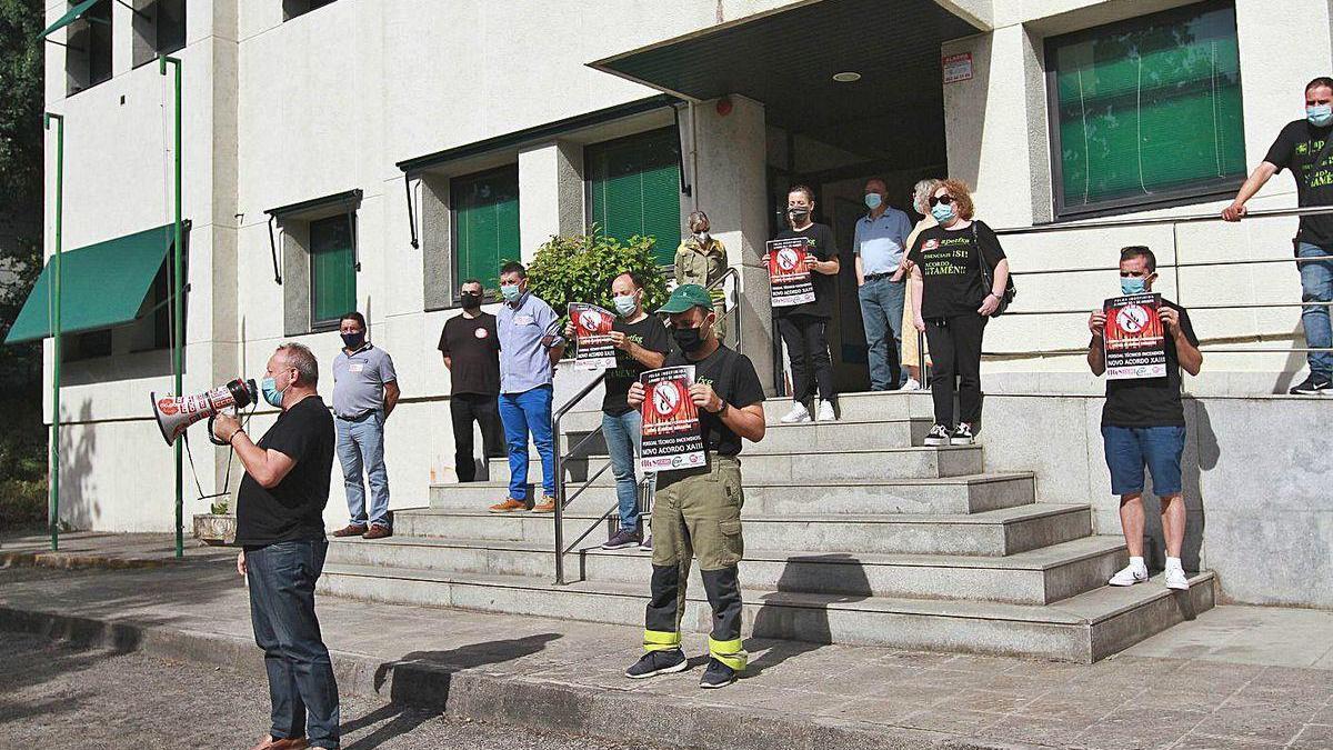 Protesta de técnicos forestales ayer ante el Centro de Coordinación Provincial de Ourense.