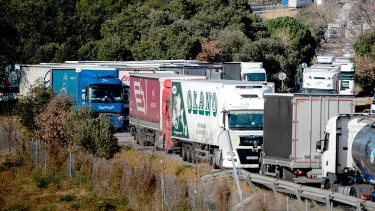 Camiones atascados en la frontera con Francia.