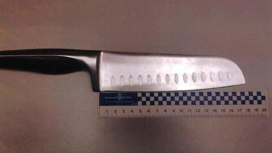 Cuchillo de 18 centímetros de hoja incautado.