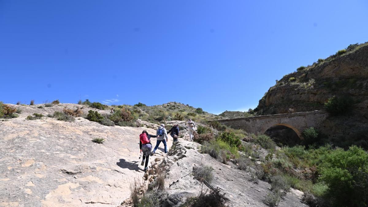 El Pantano de Elche, en una imagen de este mismo lunes, con varios excursionistas en la zona.