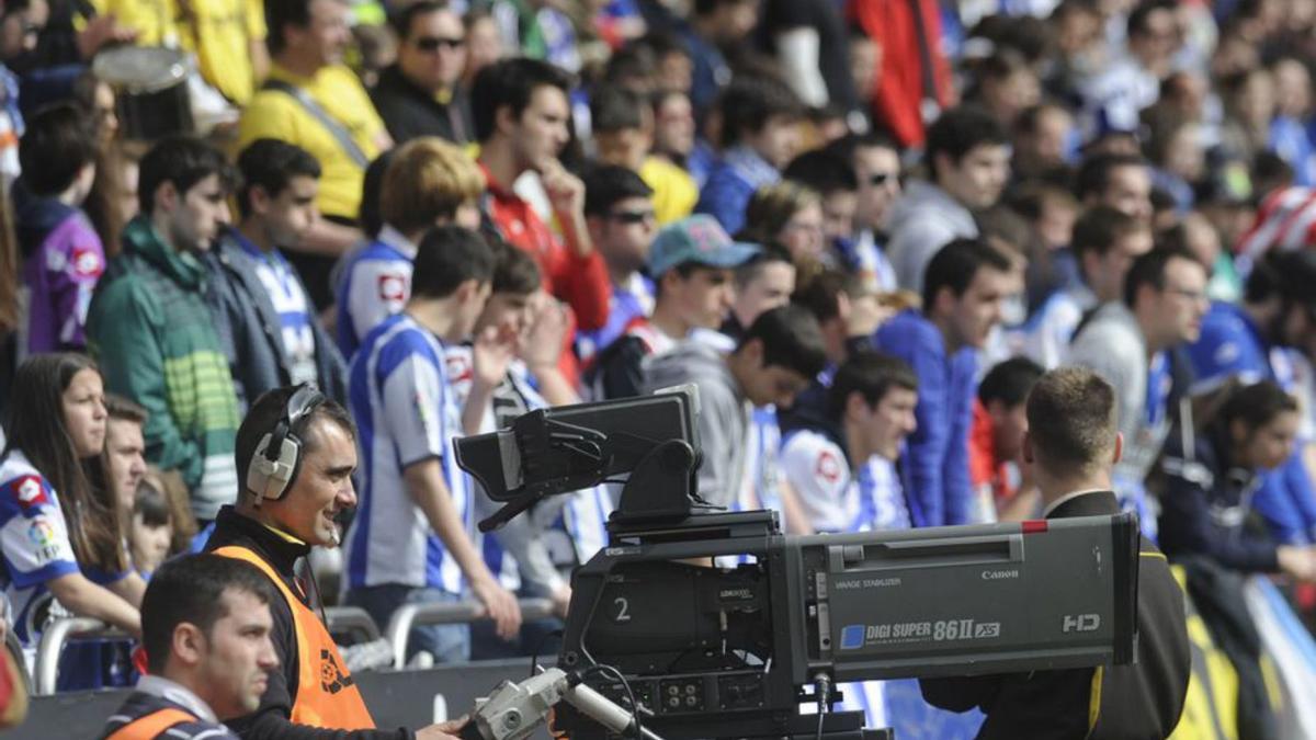 Un operador de cámara en el estadio de Riazor. |  // CARLOS PARDELLAS