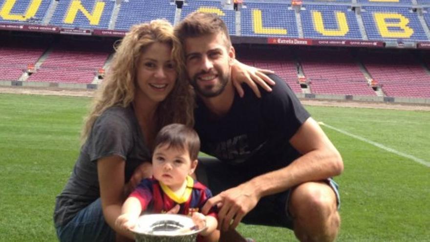 Milan Piqué posa con la Supercopa que ganó el Barça