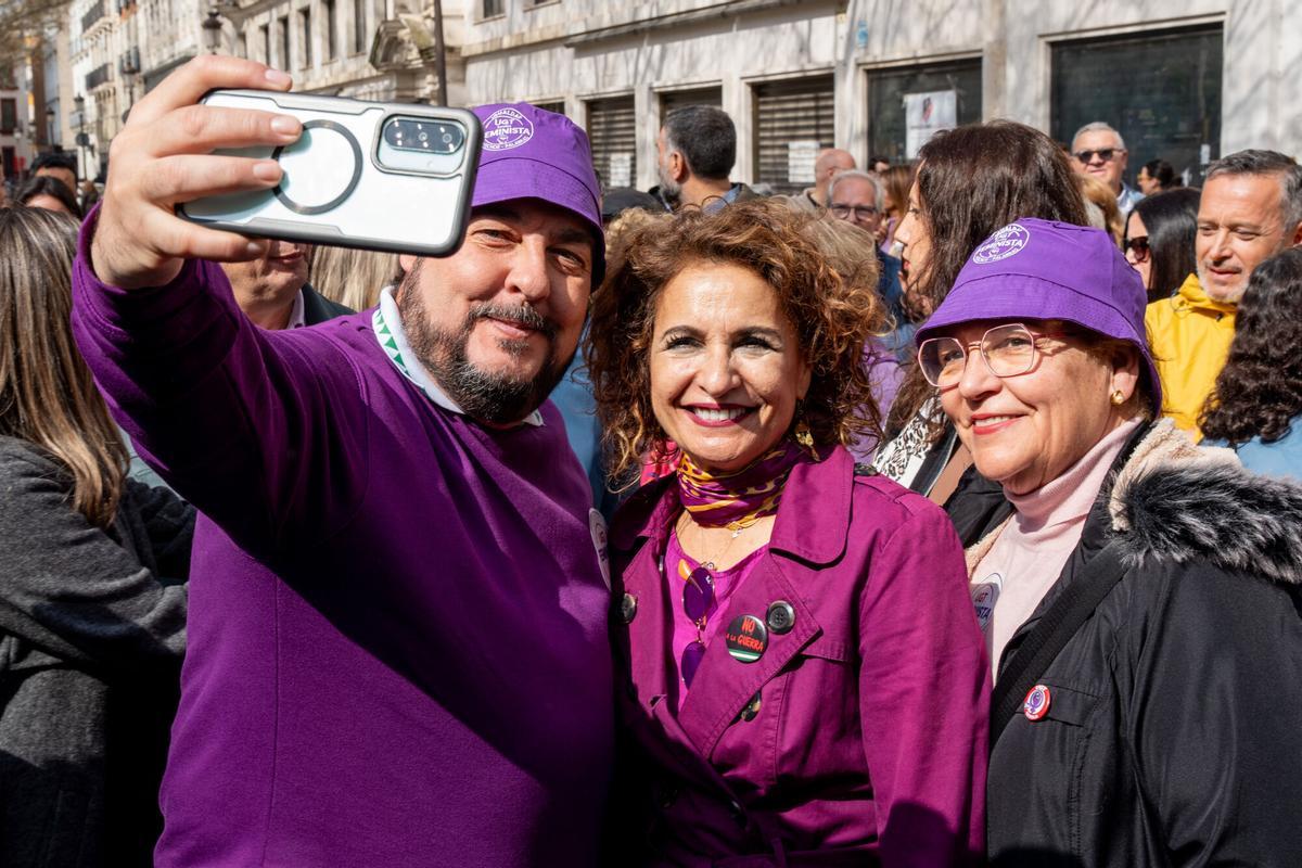 La secretaria general del PSOE de Andalucía, vicepresidenta primera del Gobierno y ministra de Hacienda, María Jesús Montero, en la manifestación celebrada este domingo en Sevilla.