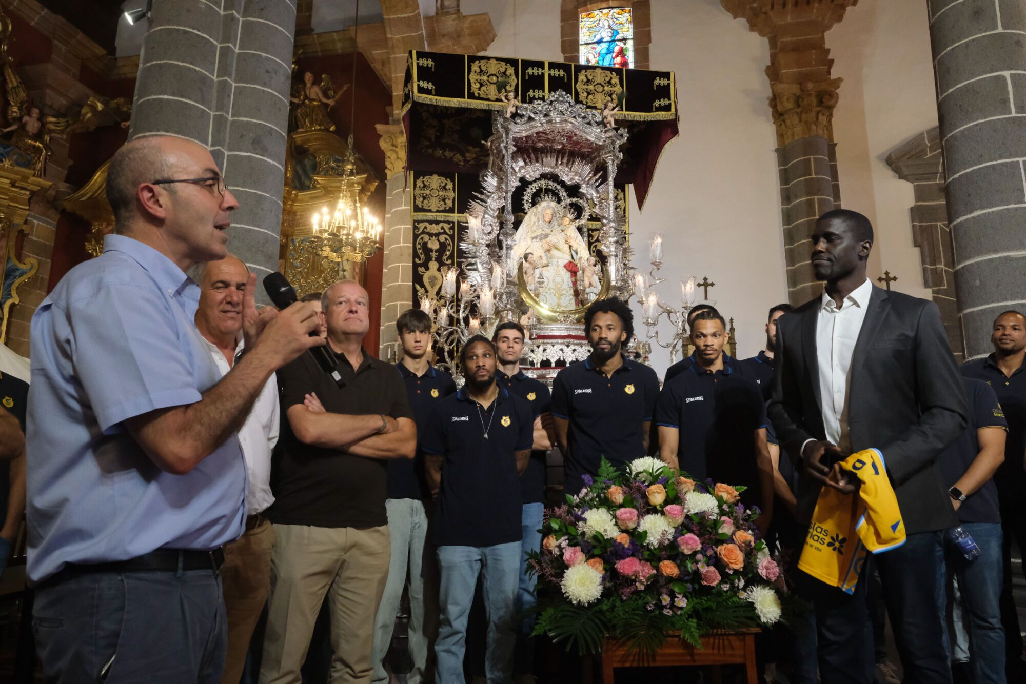 La plantilla del CB Gran Canaria visita a la Virgen del Pino