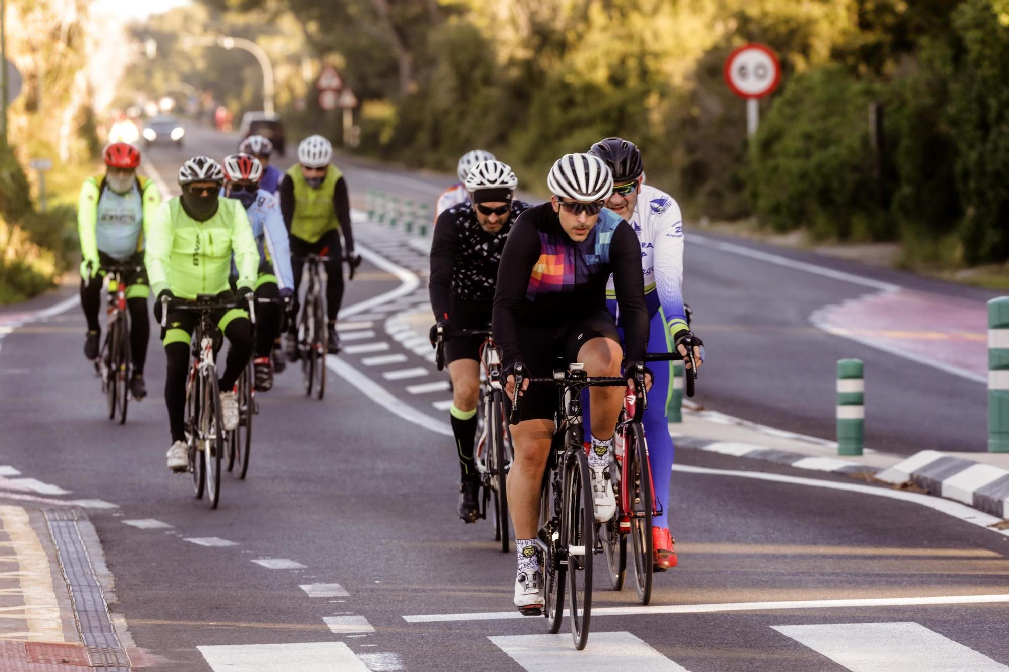 Los ciclistan abarrotan la carretera del Saler