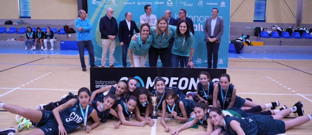 La selección provincial mini femenina celebra la victoria en el campeonato andaluz.