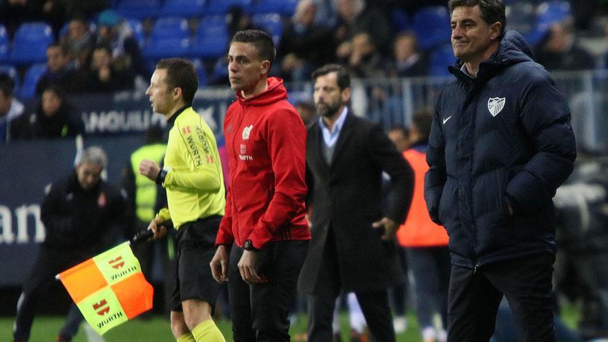 Míchel, con el gesto torcido en la banda de La Rosaleda.