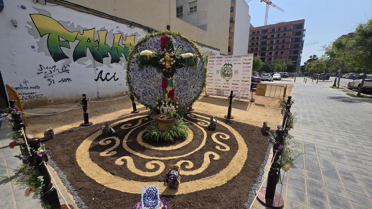 La Cruz de Mayo más antigua de la plaza del Ayuntamiento rinde homenaje a las madres con flores valencianas — image 3