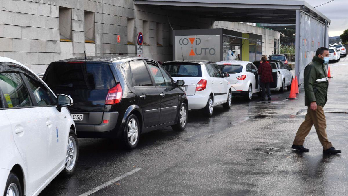 Colas de vehículos en el CovidAuto.