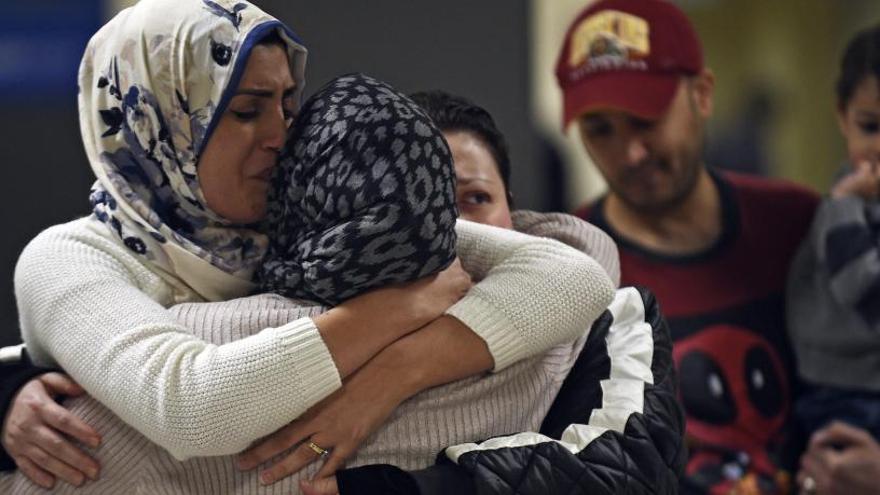 Iraquíes reciben a un familiar en el aeropuerto de Woodbridge, en Virgina.