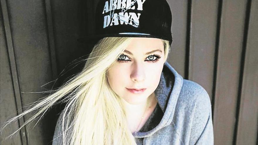 Avril Lavigne rehace su vida