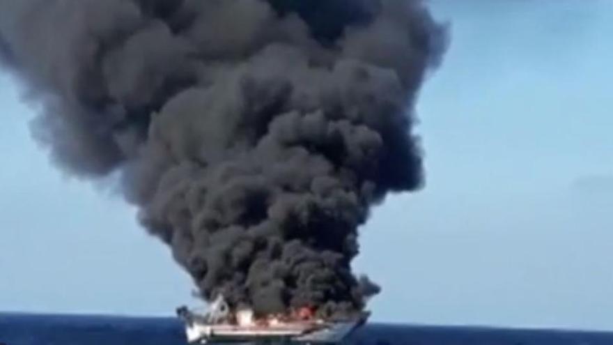 Rescatados indemnes tres pescadores de un barco incendiado en Oropesa