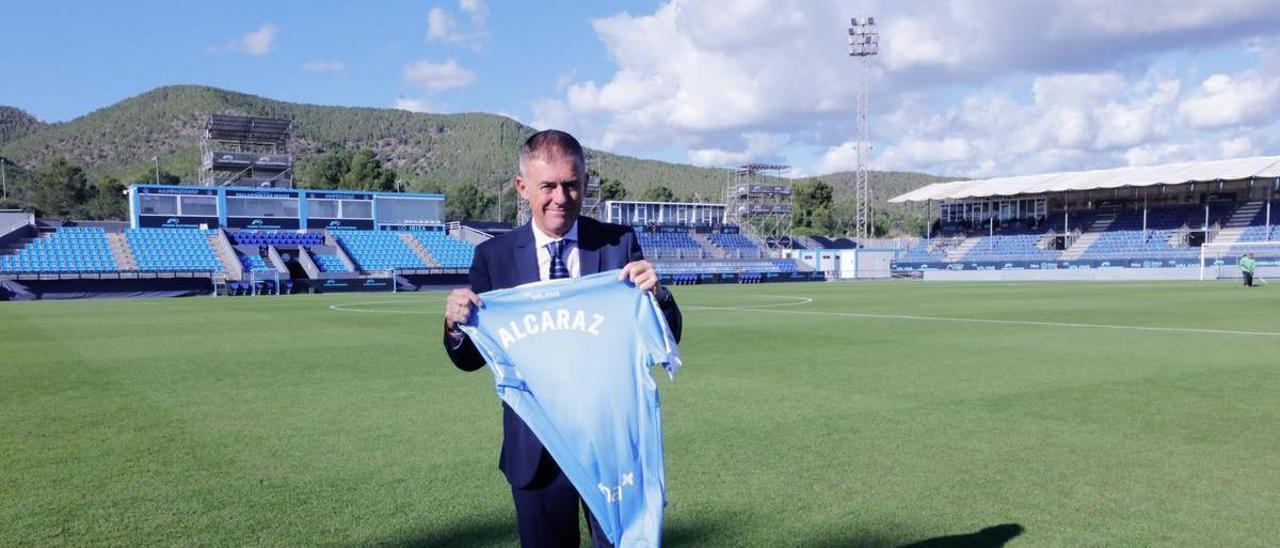 Lucas Alcaraz, nuevo técnico celeste, en una imagen con la camiseta de la UD Ibiza.