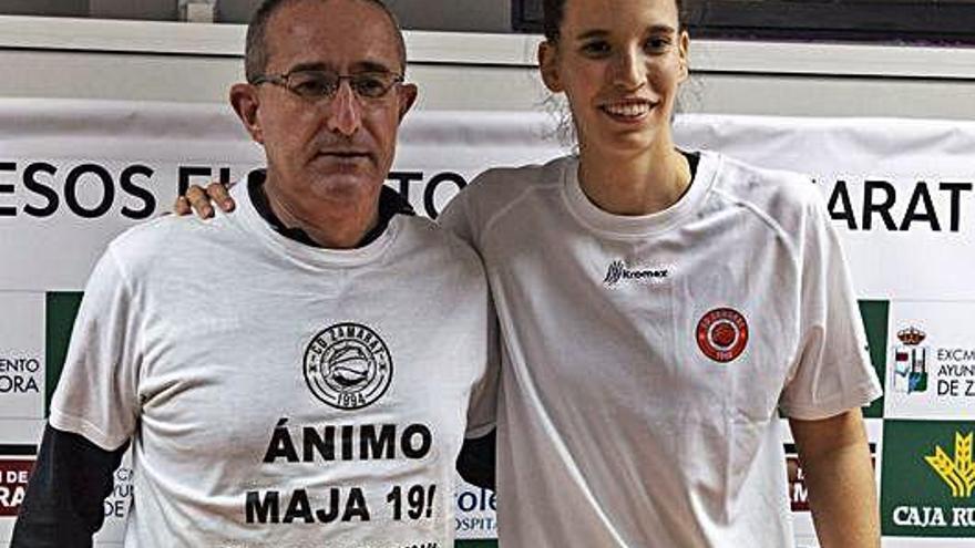 Ángel Fernández, entrenador del Quesos El Pastor, y Marta Montoliú, capitana.