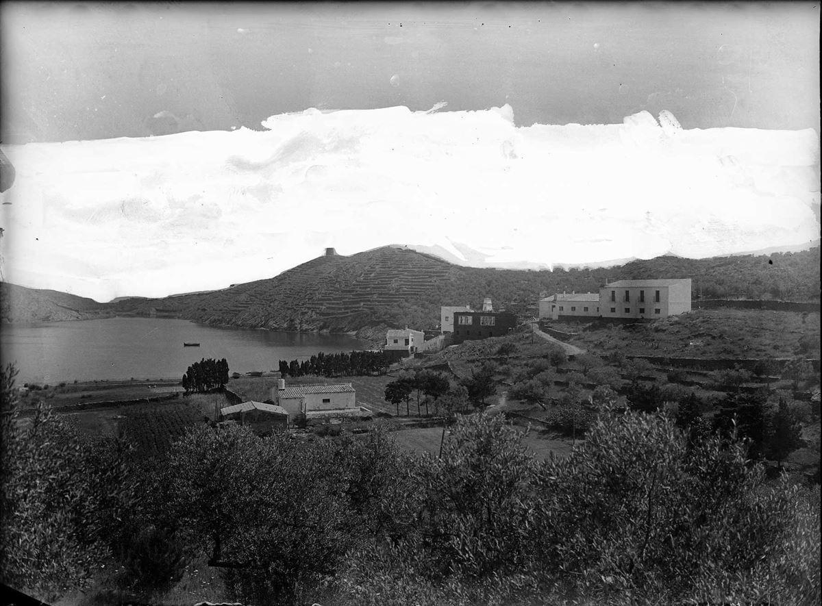 Imatge de Portlligat on es poden veure les primeres construccions, concretament l’edifici que més tard es convertiria en l’Hotel Portlligat