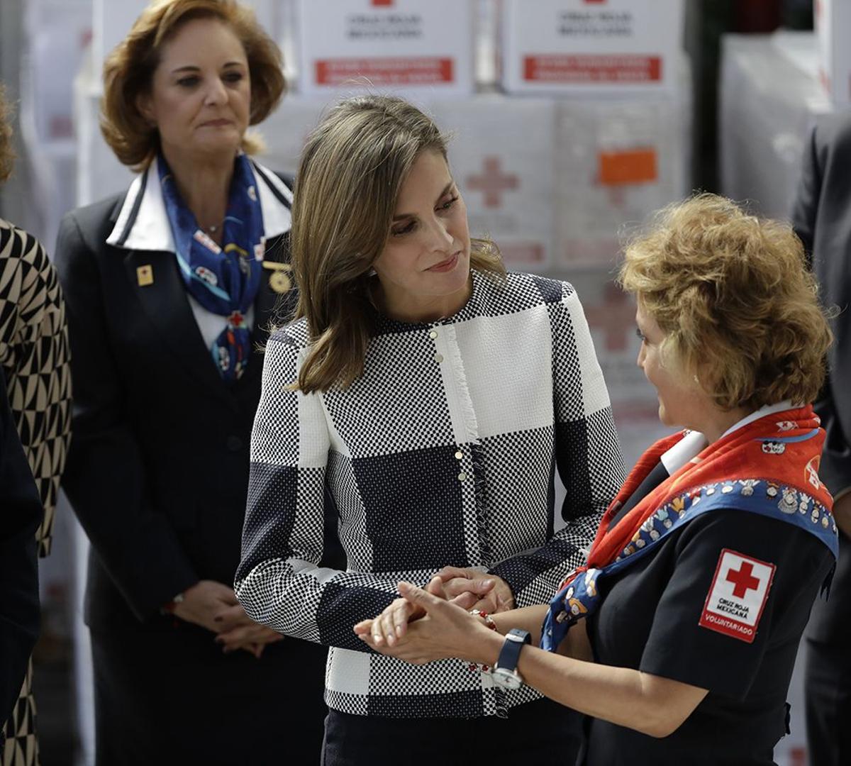 Letizia Ortiz ha escuchado atenta todas las indicaciones de los voluntarios