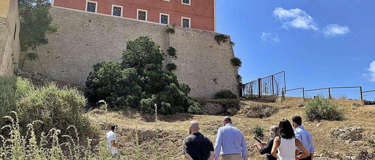 Los representantes del Consell y el Ayuntamiento pasean por el terreno acompañados de la técnica de Patrimonio, Rosa Gurrea.