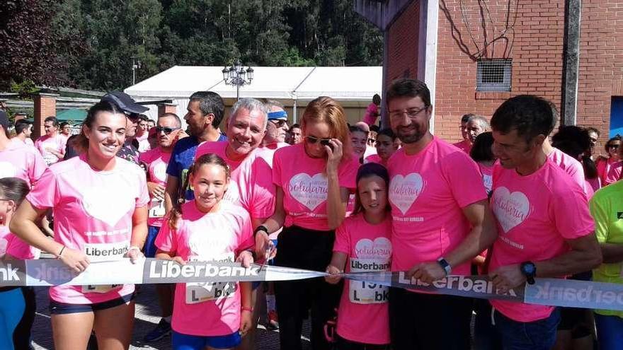 Bárbara Camblor, Juan Ramón Lucas, Sandra Ibarra, Enrique Fernández, Honorino Montes y dos participantes en la prueba celebrada ayer en Sotrondio.