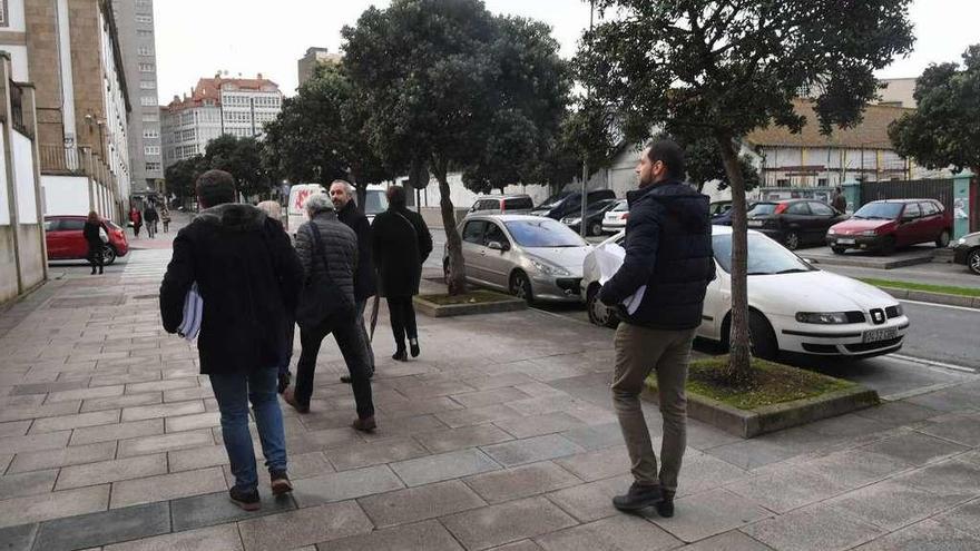 Los técnicos, ayer, frente a las instalaciones de la antigua Comandancia de Obras.