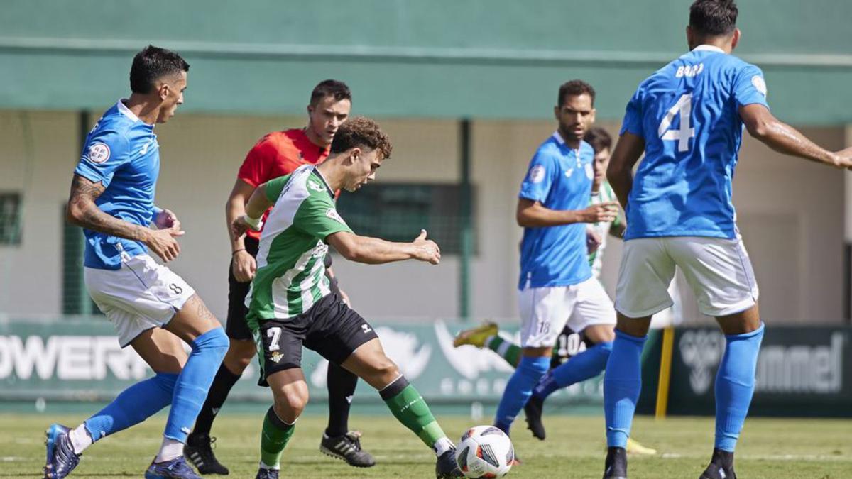 Kleandro y Baro, del Mar Menor, ante Marcos Fernández.  | REAL BETIS CANTERA