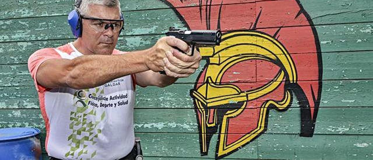 El tirador Fran Suárez con su arma en el campo de tiro Camino de Leñadores, en Las Palmas de Gran Canaria.