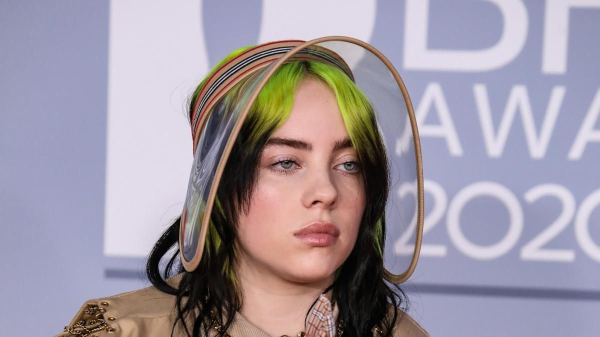 Billie Eilish, una de las triunfadoras de los premios BRIT, apuesta y gana con un total look de Burberry que solo ella puede llevar