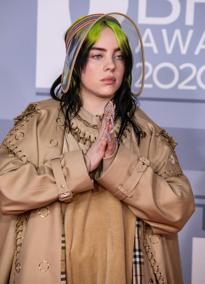 Billie Eilish ha sido la gran estrella de los BRIT Awards, donde ha acudido con un total look de Burberry con visera y trench coat incluidos