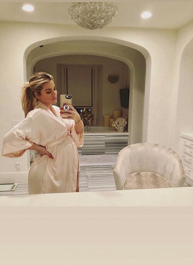 Khloé Kardashian en bata presumiendo de embarazo