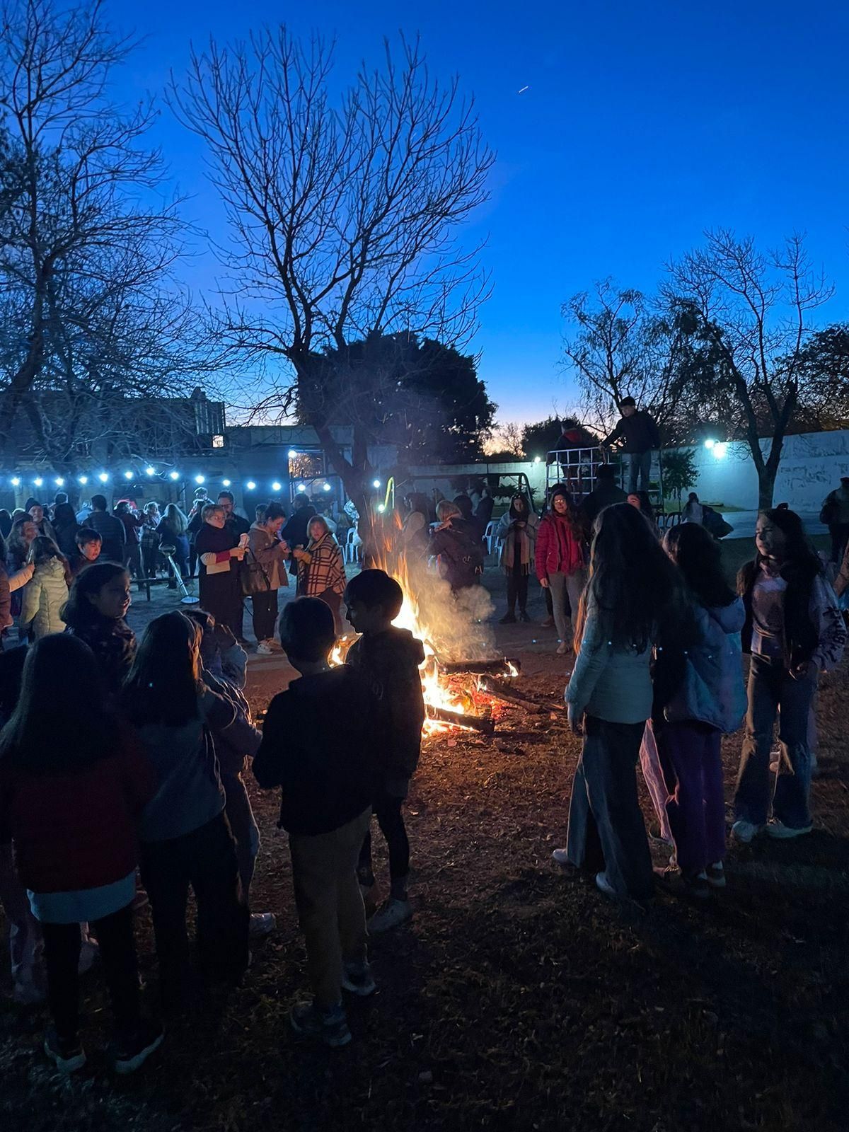 La celebración de la foguera de San Xuan en el Centro Asturiano de Santa Fe.