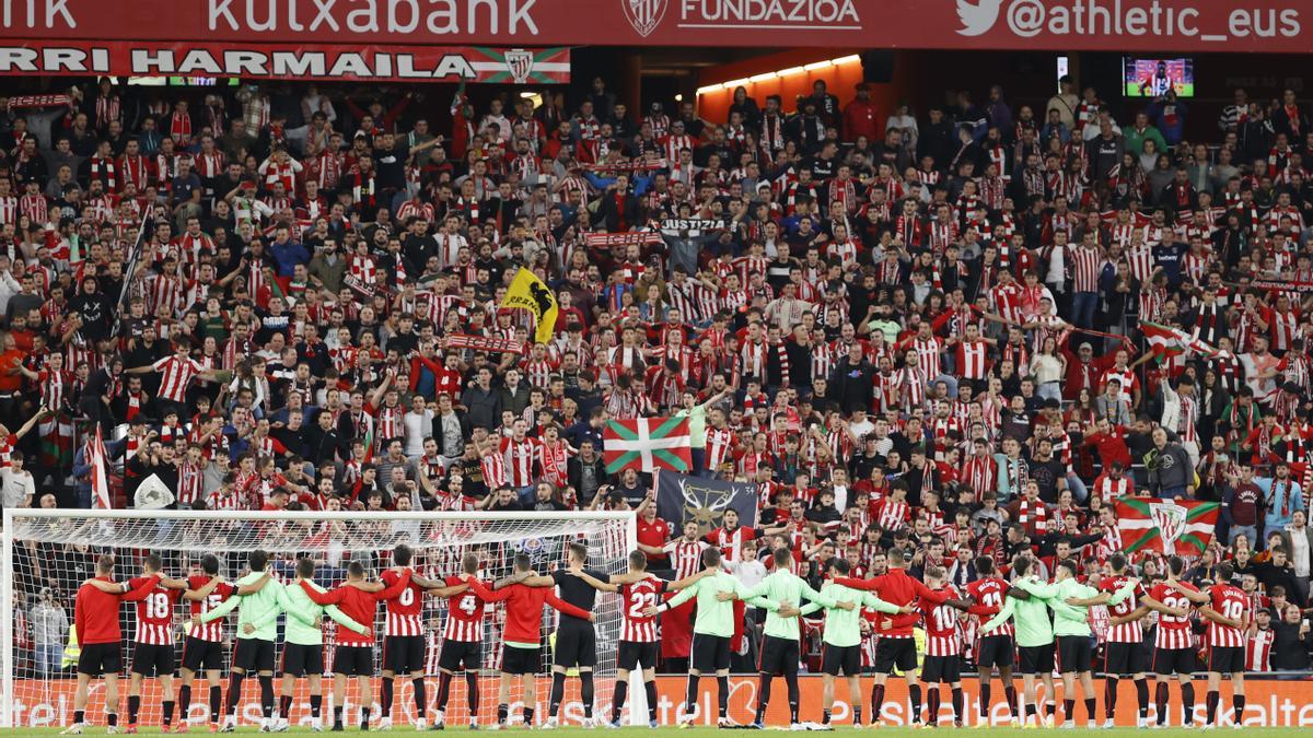 Los leones celebran la victoria con la grada.