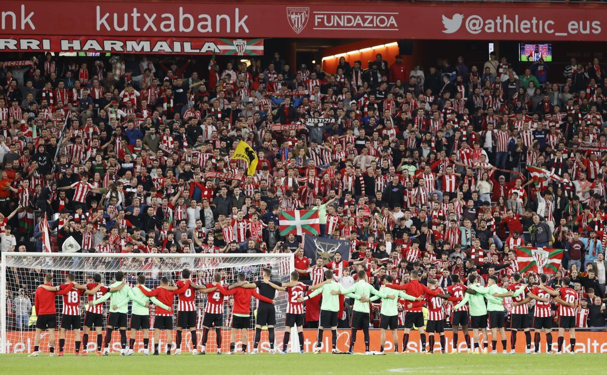 BILBAO, 30/09/2022.- Los jugadores del Athletic de Bilbao celebran la victoria con la afición tras el encuentro de la jornada 7 de LaLiga Santander que Athletic Club de Bilbao y UD Almería disputaron este viernes en el estadio de San Mamés, en Bilbao. EFE/ Luis Tejido