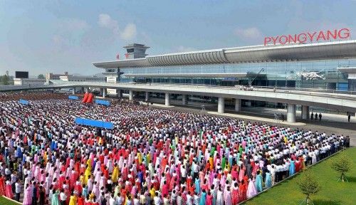 Cientos de personas asisten a la ceremonia de apertura  de la nueva terminal del aeropuerto de Pyongyang