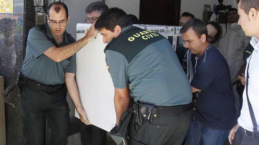 Efectivos de la Guardia Civil retiran del interior del edificio en junio de 2014 el arcón congelador con los restos mortales de José Jesús Isasis, que había sido cortado en cuatro pedazos. // Ricardo Grobas