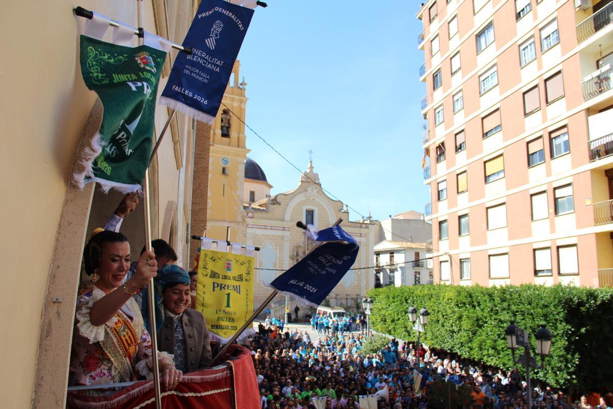 La comisión Carrer de Llíria de Benaguasil celebra el doblete.