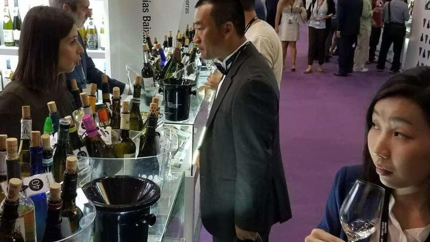 La D.O. Rías Baixas acudió a la feria Wine &amp; Spirits, de Hong Kong, con un stand propio. // FdV