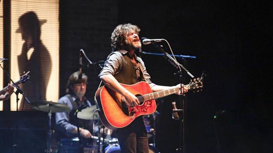 Quique González durante su concierto ayer en el teatro de la Laboral.