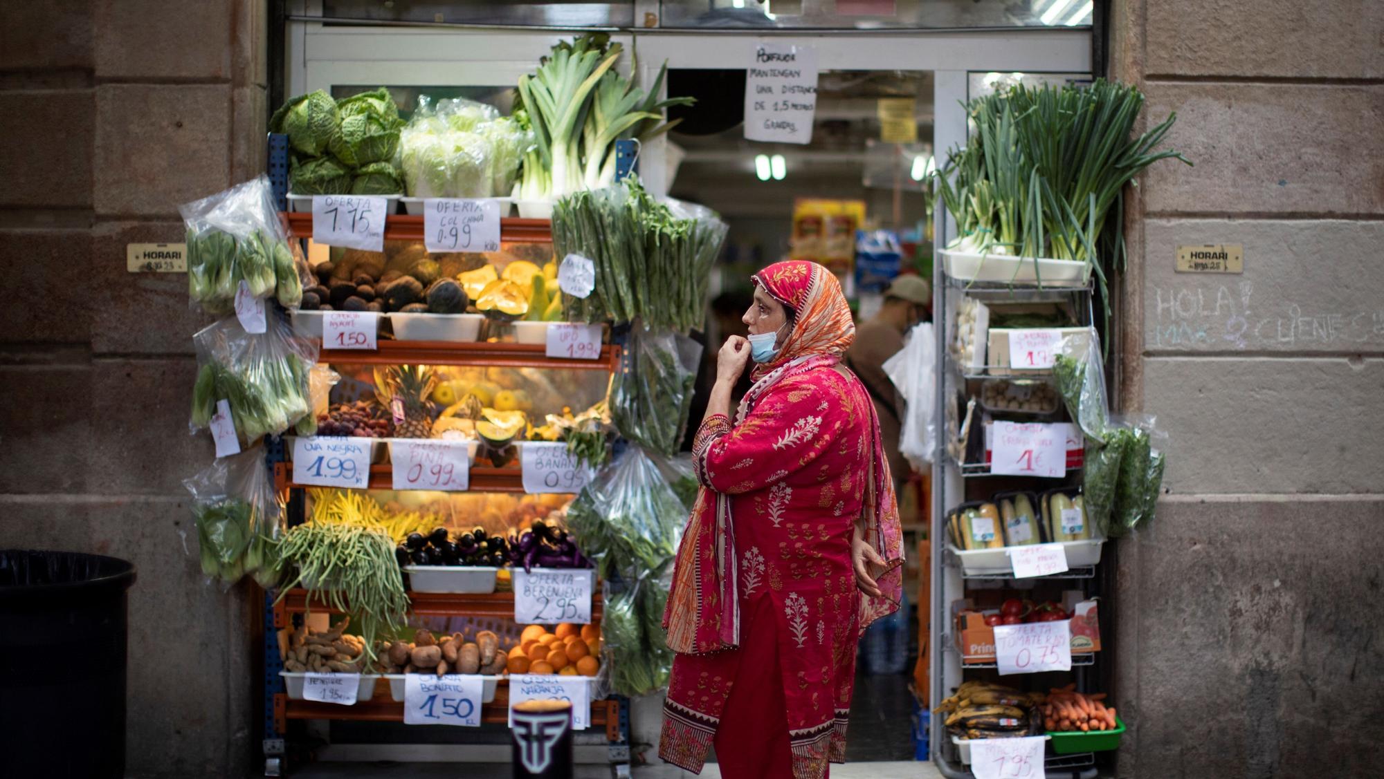 Una mujer delante de un supermercado del Raval