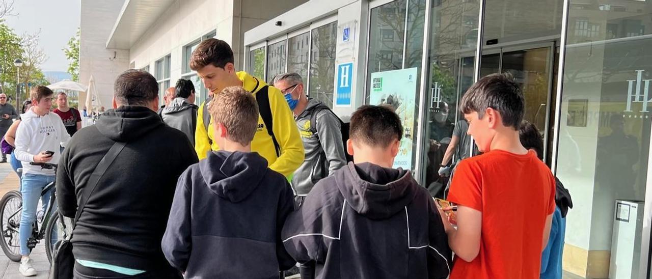 El  defensa internacional del Villarreal  Pau Francisco Torres atendía la petición de un grupo de niños y firmaba autógrafos a la entrada del hotel  en Vitoria.