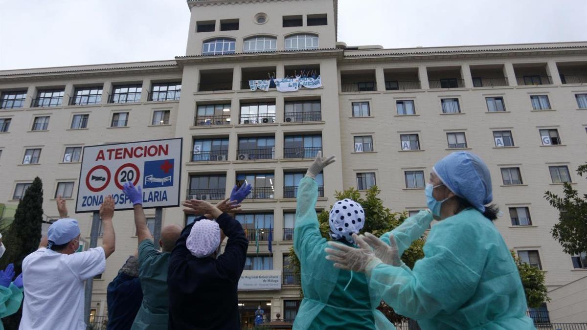 Aplauso a los sanitarios del Hospital Regional de Málaga.