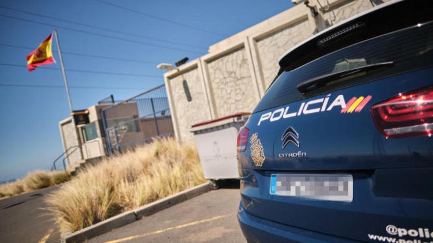 Un vehículo policial en el exterior del Centro de Internamiento de Extranjeros (CIE) de Hoya Fría, en Santa Cruz de Tenerife.