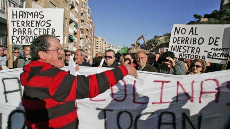 El profesor Javier García del Toro, en primer plano, durante una de las protestas contra la urbanización del Monte Sacro