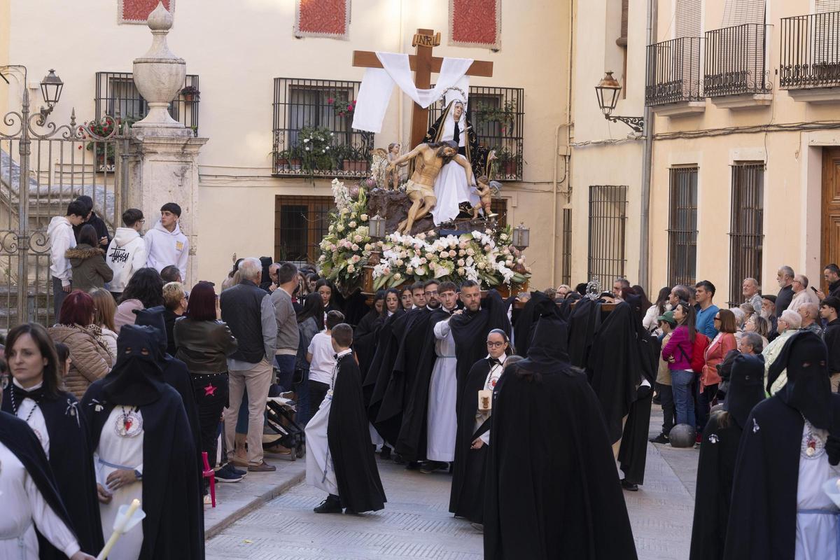 La solemne procesión del Santo Entierro de Xàtiva, en imágenes