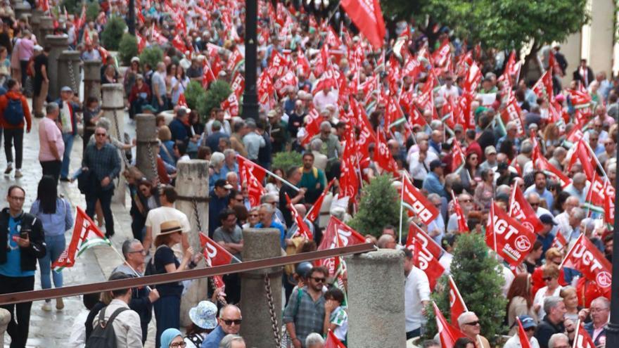 Movilización en el centro de Sevilla, ayer. | ROCÍO RUIZ (EP) / ÁLEX ZEA (EP)