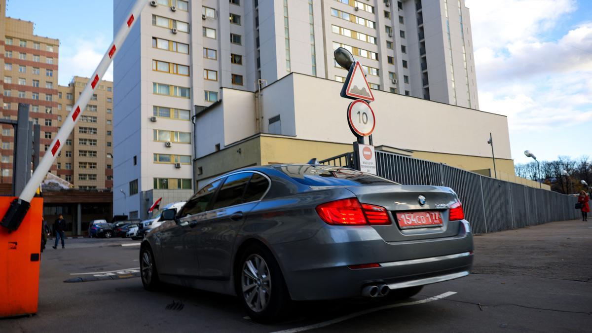 Un coche con matrícula diplomática entra en el edificio que albergaba las oficinas de la OTAN en Moscú, este lunes.